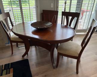 Oval dining table w 4 chairs ( table also has an leaf extension )