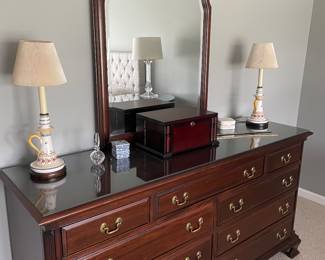 9-drawer dresser w mirror