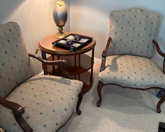 Matching set of 2 armchairs, oval side table with 2 tiers and glass protective top, brushed silver and brass finish lamp