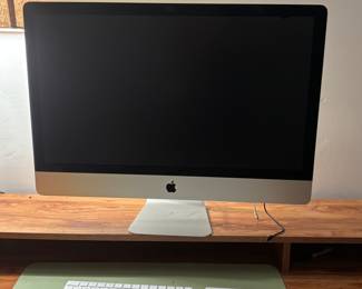 2017 iMac 27" Retina 8GB with keyboard and trackpad. Gator Carrying case available