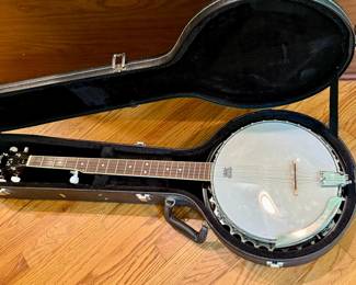Washburn banjo in case
