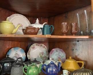 Teapots and decorative accessories.