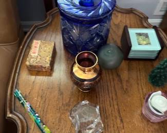 Decorative accessories.