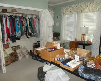 Ladie's L-XL very nice clothing
