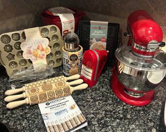 Kitchenaid mixer and baking accessories 