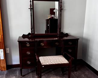 Antique vanity/dressing table w/mirror