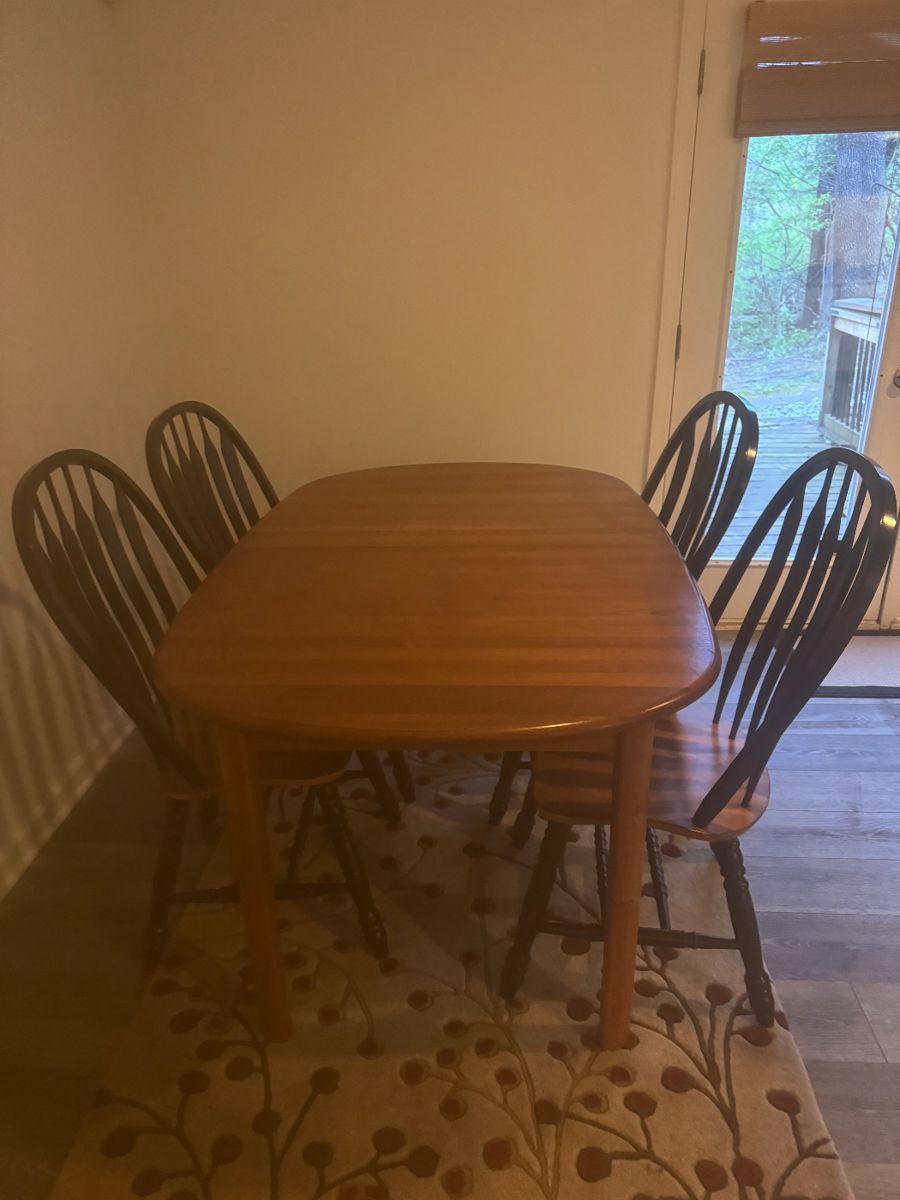 Round oak table with 2 matching chairs
