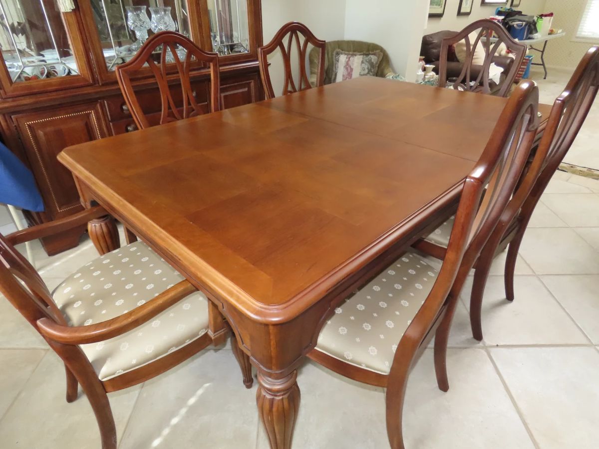 Dining table/6 chairs, leaves and pads.