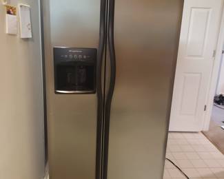 Side by side refrigerator 