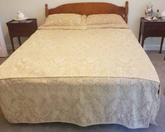 Queen bed w mattress 