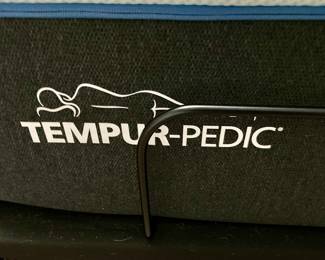 King Tempur-pedic Breeze Dual Zone Adjustable Bed with Wireless Remotes. Top Condition.