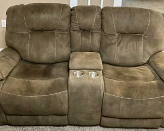 Reclining Loveseat. USB Power Console with Cup Holders. Top Condition.