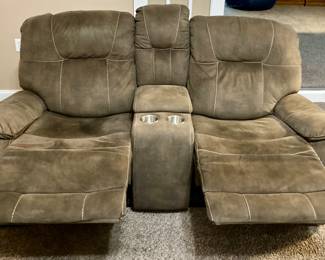 Reclining Loveseat. USB Power Console with Cup Holders. Top Condition.