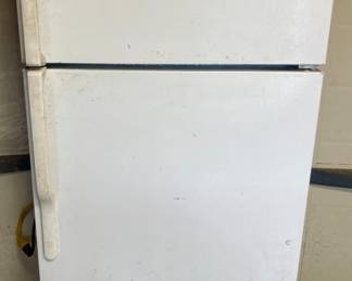 GE Full Size Refrigerator/Freezer. WORKING!