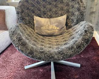MODERN SWIVEL CLUB CHAIR
