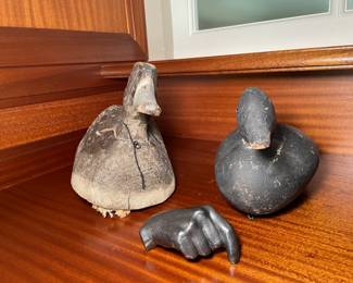 PR OF ANTIQUE DUCK DECOYS AND SIGNED GRAPHITE HAND SCULPTURE