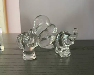 SIGNED CLEAR GLASS SQUIRREL FIGURINE BY STEUBEN