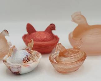 Miniature and small hens on nests