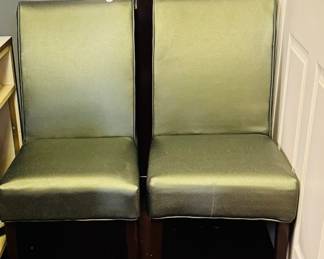 Set a four Parsons chairs