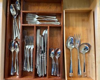 31 pc. flatware set with drawer organizer. 1- lg. serving spoon, 5 - soup spoons, 6 - dinner spoons, 1 - ladle, 8 - dinner forks, 7 - desert forks & serving fork and spoon: $50.00