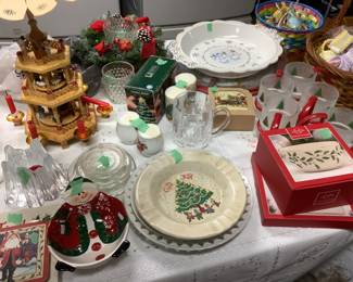 Full table of Christmas items, glass set, ornaments