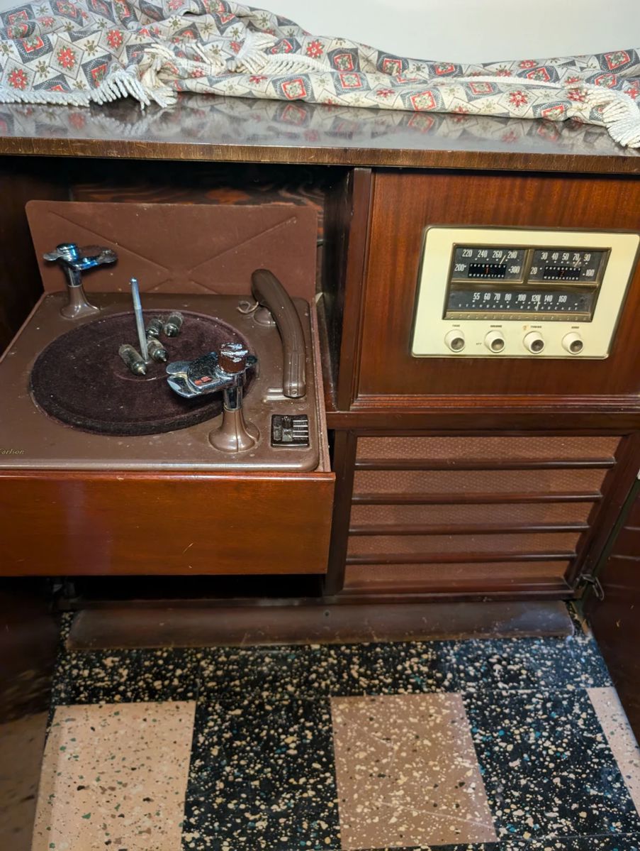 Antique Stromberg Carlson Radio & Phonograph Cabinet