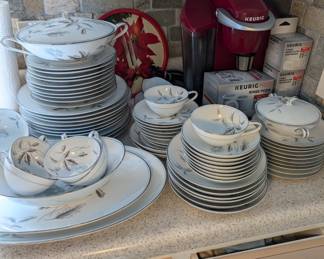 Noritake China Set Corliss 5785 - Keurig Coffee Maker with accessories
