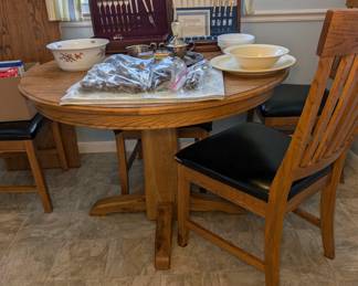 Oak Dining Room Table with chairs & leaf