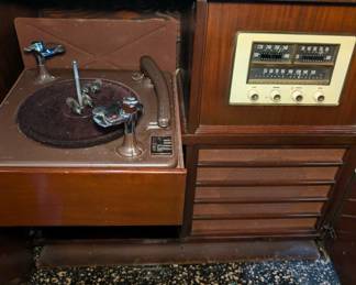 Antique Stromberg Carlson Radio & Phonograph Cabinet
