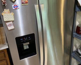 Nice kitchen fridge, ice only- no water. 100% clean and ready to go.