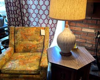 Wonderful Flexsteel side chair, one of two MCM lamps small side table.