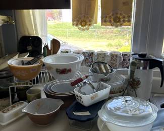 Vintage Pyrex, Fire King and more kitchen