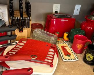 Large selection of kitchen items in excellent condition