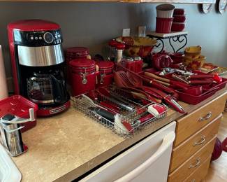 Large selection of kitchen items in excellent condition