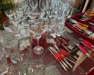Large selection of kitchen items in excellent condition