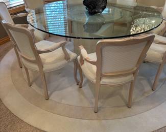 Large 8 person glass top round dining table with 8 chairs in excellent condition, large white round rug