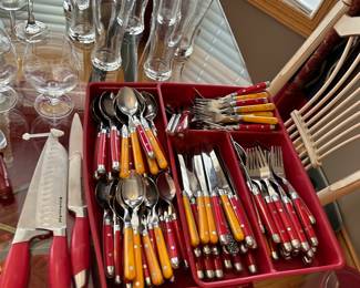Large selection of kitchen items in excellent condition
