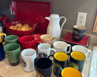 Large selection of kitchen items in excellent condition