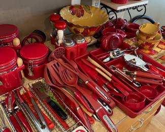 Large selection of kitchen items in excellent condition
