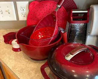 Large selection of kitchen items in excellent condition