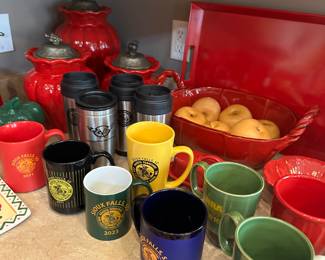 Large selection of kitchen items in excellent condition