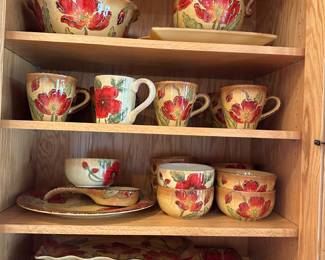 Large selection of kitchen items in excellent condition