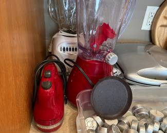 Large selection of kitchen items in excellent condition