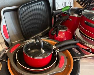 Large selection of kitchen items in excellent condition