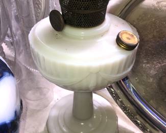 2 Lincoln drape, Aladdin-alacite oil lamps