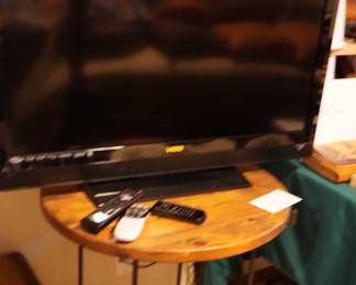 tv, round table