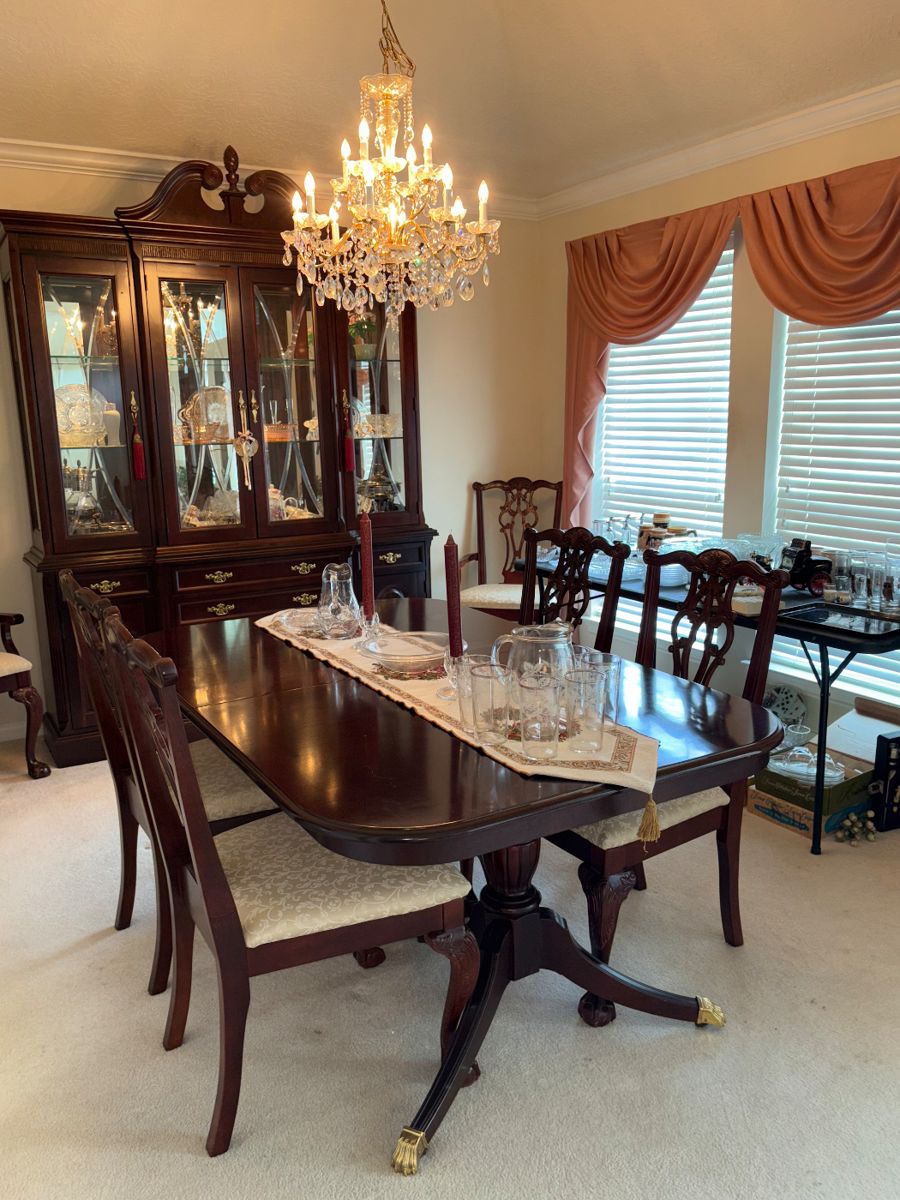 Bassett American Drew Dining Room Table with Chairs and Leaves & Table Pads