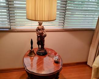 Look at that gorgeous lamp!