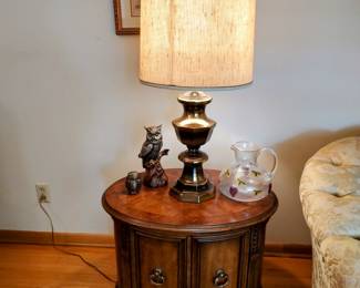There's two of these end tables and lanps