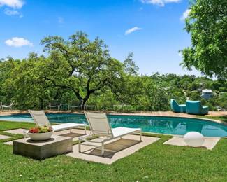 outdoor furniture/ lounge chairs